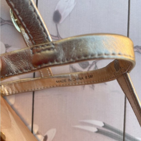 Lilly Pulitzer Gold and Tan Sandals T-Strap Design - Picture 4 of 5